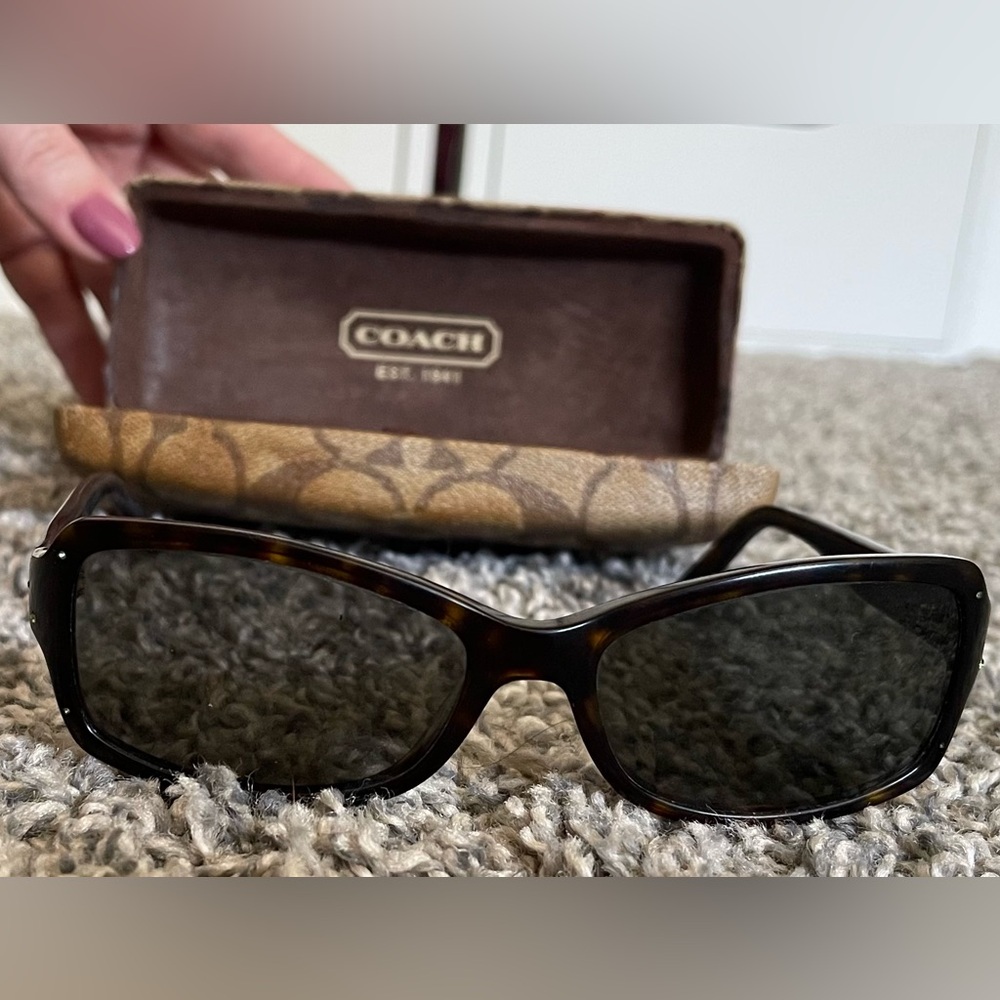 Used women’s coach sunglasses. Not polarized